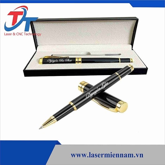 Khắc tên khắc logo lên bút bằng máy khắc laser