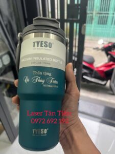 Khắc laser lên bình Yeti