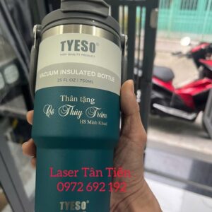 Khắc laser lên bình Yeti