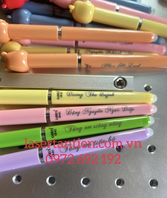 Khắc laser lên bút nhựa