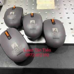 Khắc laser lên con chuột máy tính