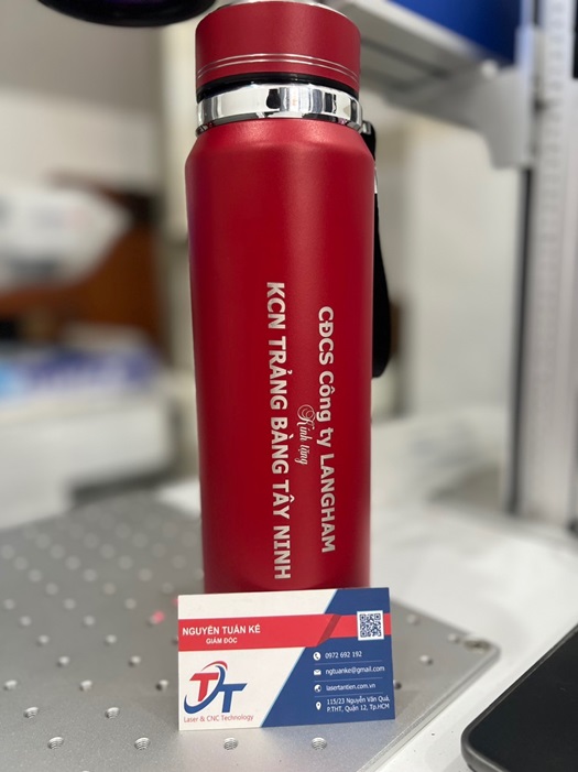 Khắc laser khắc chữ lên bình giữ nhiệt