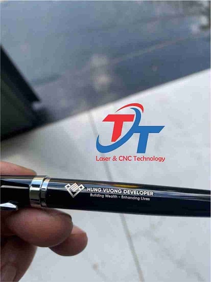 Khắc tên, logo lên bút kim loại