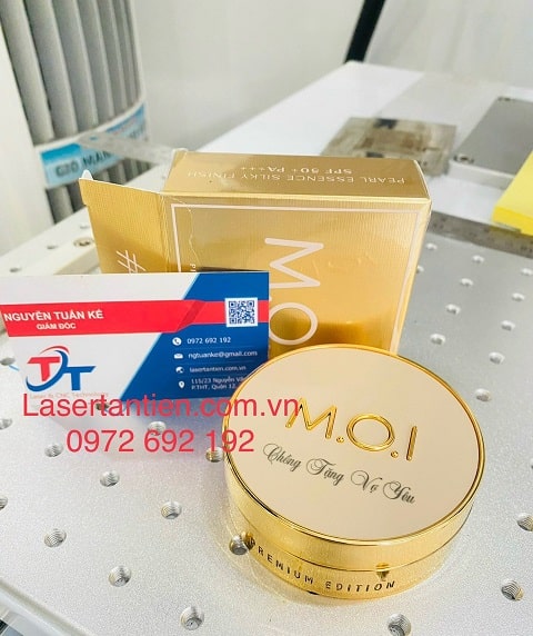 Khắc laser lên vỏ hộp mỹ phẩm, hộp phấn