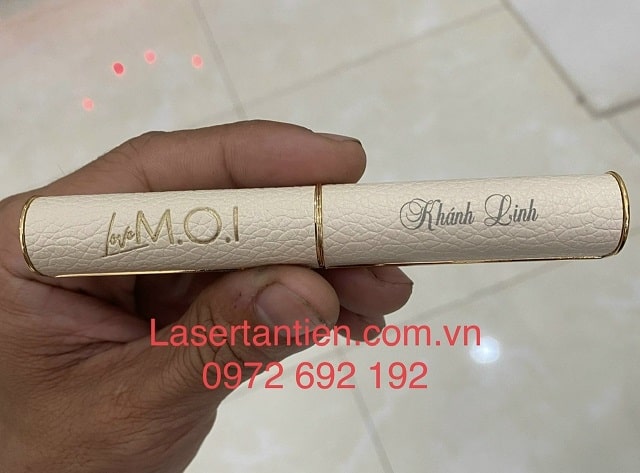 Khắc laser khắc tên lên son môi 