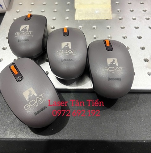 Khắc tên khắc logo lên chuột nhựa máy vi tính