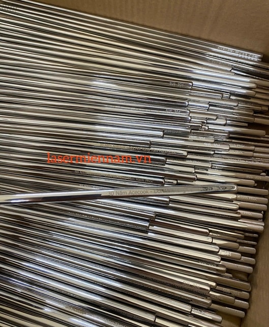 Khắc laser lên đũa inox