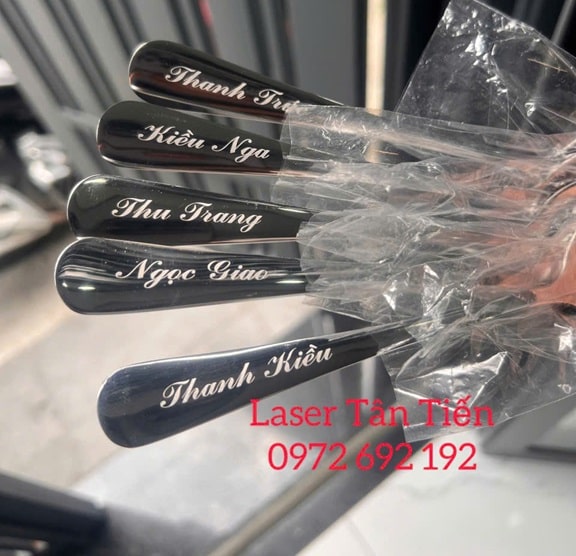 Khắc laser lên muỗng xoang nồi inox