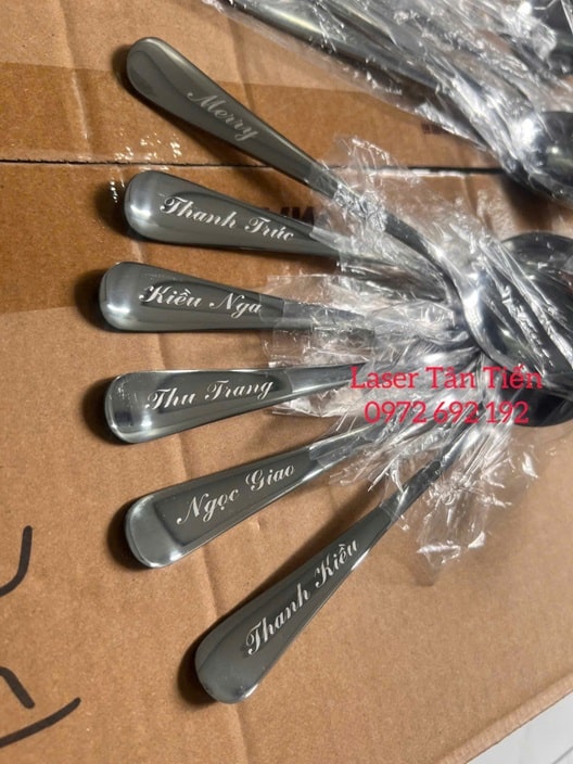 Khắc laser lên muỗng xoang nồi inox