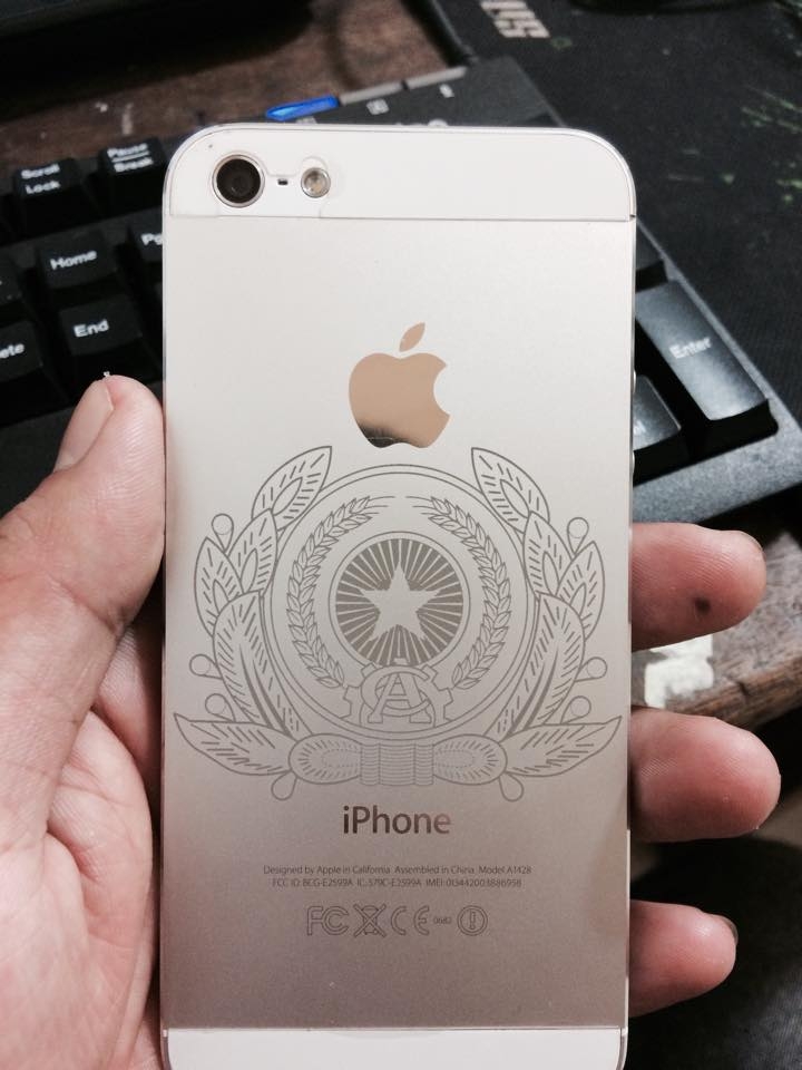 Khắc laser lên điện thoại