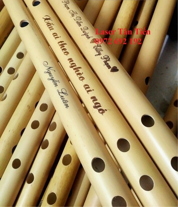 Khắc chữ khắc laser lên sáo trúc
