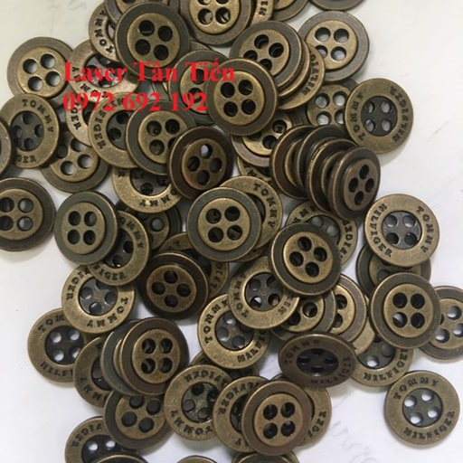 Khắc laser lên cúc áo