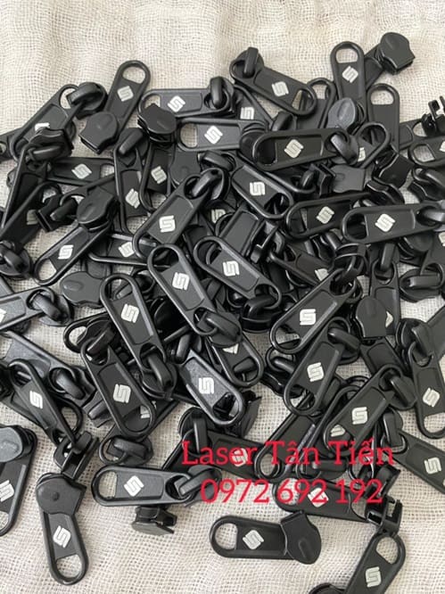 Khắc laser lên móc khóa