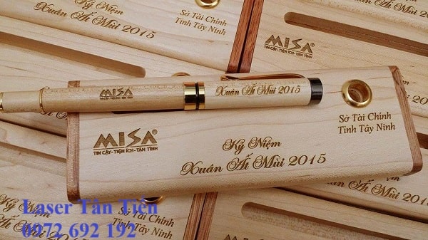 Khắc tên khắc chữ lên hộp bút gỗ