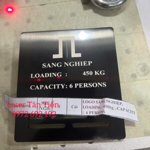 Khắc laser lên bảng tên