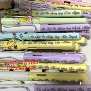 Khắc laser lên bút nhựa cho học sinh bằng máy khắc laser UV tại Laser Miền Nam