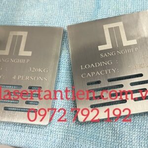 Khắc laser lên bảng tên