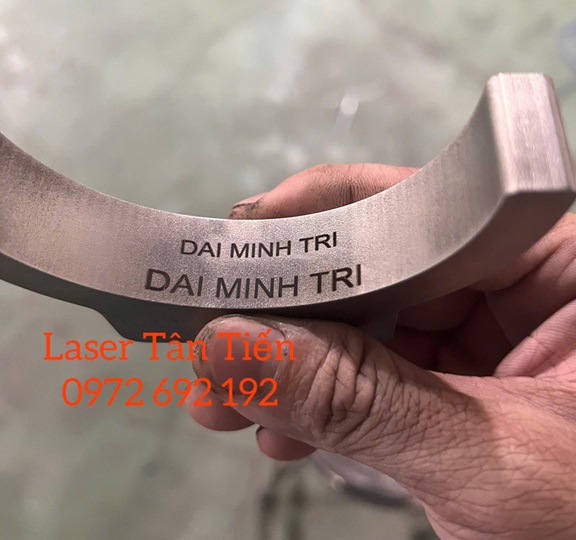 Khắc laser sản phẩm hình cong tròn