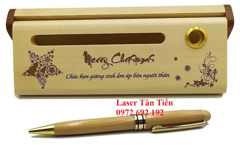 Khắc tên khắc chữ lên hộp bút gỗ