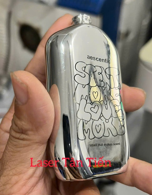 Khắc laser lên vỏ chai nước hoa
