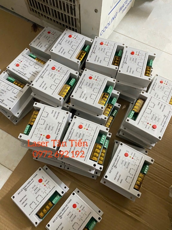 Khắc laser lên ổ điện, công tắc điện