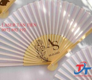 Khắc laser khắc logo lên quạt cầm tay