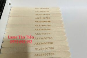 Khắc laser khắc chữ lên que kem
